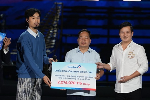 VietinBank mang ý nghĩa thực của Sống lãi đến khách hàng- Ảnh 11. VietinBank đã cùng nghệ sĩ, rapper Đen Vâu trao quà tặng trị giá hơn 2 tỉ đồng đến 2 tỉnh Hà Giang và Cao Bằng với mục tiêu góp sức, chung tay chia sẻ, giúp đỡ những hoàn cảnh khó khăn - Ảnh: Vietinbank