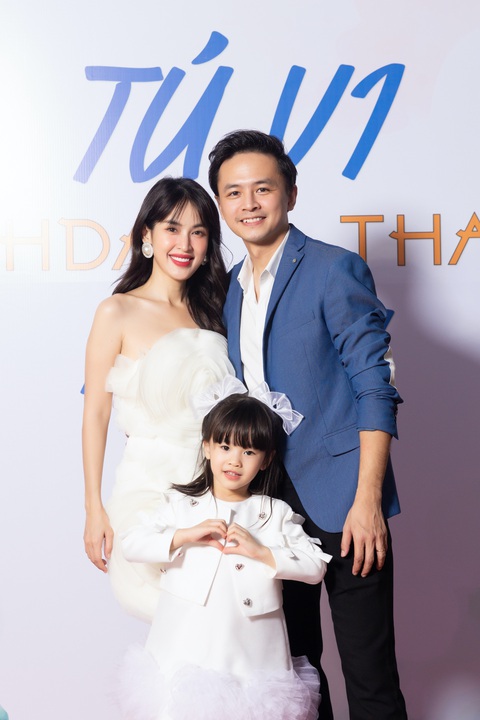 Sánh vai cùng Tú Vi trong suốt bữa tiệc là ông xã Văn Anh và con gái cưng bé Cún. Đôi vợ chồng có những cử chỉ ngọt ngào cũng như chăm sóc nhau một các tinh tế nhẹ nhàng. Bố và mẹ ruột của Tú Vi cũng đến tiệc sinh nhật của con gái. Sánh vai cùng Tú Vi trong suốt bữa tiệc là ông xã Văn Anh và con gái cưng bé Cún. Đôi vợ chồng có những cử chỉ ngọt ngào cũng như chăm sóc nhau một cách tinh tế nhẹ nhàng. Bố và mẹ ruột của Tú Vi cũng đến tiệc sinh nhật của con gái.