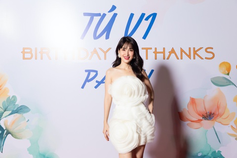 Nữ diễn viên Cổng mặt trời xuất hiện trong bộ váy trắng họa tiết hoa lộng lẫy. Thiết kế bó sát tôn lên sắc vóc thon thả và đôi chân dài thẳng tắp của cô. Bước sang tuổi mới, nữ diễn viên vẫn gây ấn tượng cùng vẻ đẹp trẻ trung, rạng rỡ và nụ cười tươi tắn cuốn hút. Nữ diễn viên Cổng mặt trời xuất hiện trong bộ váy trắng đơn giản, thanh lịch. Thiết kế bó sát tôn lên sắc vóc thon thả và đôi chân dài thẳng tắp của cô. Bước sang tuổi mới, nữ diễn viên vẫn gây ấn tượng cùng vẻ đẹp trẻ trung, rạng rỡ và nụ cười tươi tắn cuốn hút.