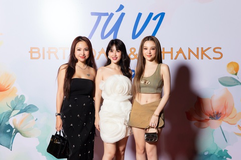 Dàn 'chị đẹp' chúc mừng sinh nhật Tú Vi- Ảnh 6. Huyền Baby (bìa phải) mặc áo crop-top kết hợp chân váy ngắn hết cỡ khoe nhan sắc xinh đẹp đến chúc mừng Tú Vi