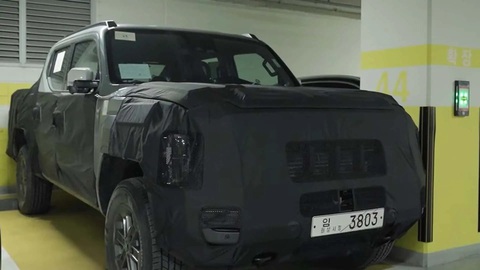 Bán tải Kia Tasman lộ mặt, nam tính như Hyundai Telluride, Santa Fe mới nhất- Ảnh 1. Phiên bản thử nghiệm của bán tải Kia xuất hiện tại Hàn Quốc với phong cách vuông vắn rõ rệt - Ảnh cắt từ video, nguồn: Woopa TV
