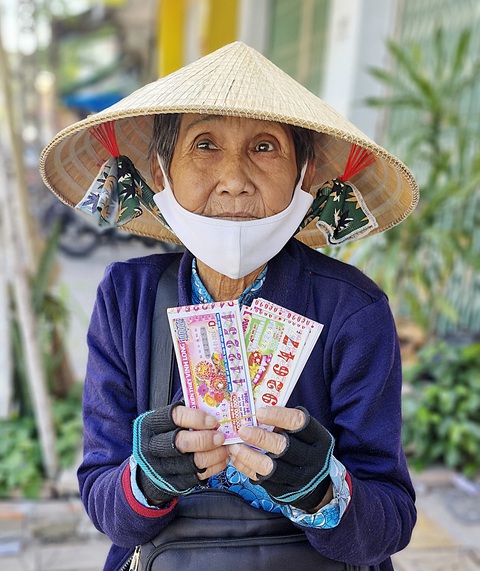 Bà Nguyễn Thị Liễu nói Tết là thời điểm hốt bạc nên muốn lấy được vé số nhiều hơn để bán - Ảnh: LÊ DÂN Bà Nguyễn Thị Liễu (Cần Thơ) nói Tết là thời điểm bán chạy nên muốn lấy được vé số nhiều hơn để bán - Ảnh: LÊ DÂN