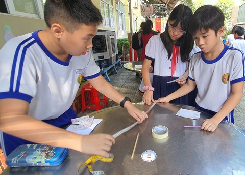 Được giao tính diện tích bàn ăn, học sinh lớp 5 than Cái bàn ăn cũng chỉ là một hình tròn mà sao tính chu vi, diện tích của nó không dễ tí nào, nhiều học sinh cho biết - Ảnh: HOÀNG HƯƠNG