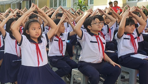 Được giao tính diện tích bàn ăn, học sinh lớp 5 than Ở trạm 1, các học sinh lớp 5 sẽ cùng thi "Rung chuông vàng" để trả lời các câu hỏi liên quan đến hình tròn - Ảnh: HOÀNG HƯƠNG