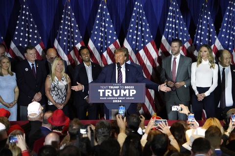Ông Trump phát biểu tại thành phố Nashua, bang New Hampshire tối 23-1 sau khi bang này vừa hoàn thành bầu cử sơ bộ - Ảnh: AFP Ông Trump phát biểu tại thành phố Nashua, bang New Hampshire tối 23-1, sau khi bang này vừa hoàn thành bầu cử sơ bộ - Ảnh: AFP