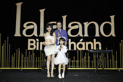Đặc biệt, trên sân khấu, Văn Anh nhắn gửi đến vợ nhiều chia sẻ tình cảm, hi vọng Tú Vi tiếp tục thành công với các kế hoạch và con đường mà mình đã chọn. Anh cũng nhấn mạnh luôn bên cạnh cô ủng hộ. Còn nàng công chúa nhỏ hào hứng chúc mẹ ngày càng xinh đẹp. Đặc biệt, trên sân khấu, Văn Anh nhắn gửi đến vợ nhiều chia sẻ tình cảm, hy vọng Tú Vi tiếp tục thành công với các kế hoạch và con đường mà mình đã chọn. Anh cũng nhấn mạnh luôn bên cạnh cô ủng hộ. Còn nàng công chúa nhỏ hào hứng chúc mẹ ngày càng xinh đẹp.