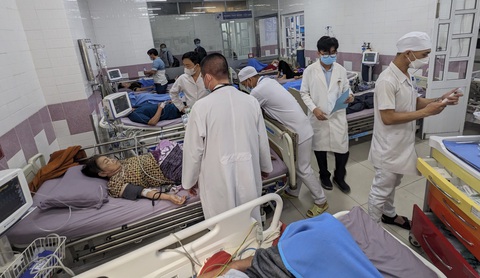 Hàng chục người nhập viện nghi ăn bánh mì của tiệm ở Sóc Trăng- Ảnh 1. Nhiều người nghi ngộ độc thực phẩm đang điều trị tại Bệnh viện Đa khoa Hoàng Tuấn - Ảnh: Bệnh viện cung cấp