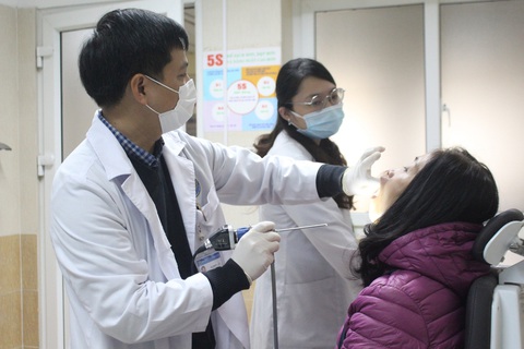 Cận Tết nhiều người sốt, ho dai dẳng, đừng tự ý dùng kháng sinh- Ảnh 1. Cận Tết nhiều người sốt, ho dai dẳng kéo dài vài tuần - Ảnh: DƯƠNG LIỄU