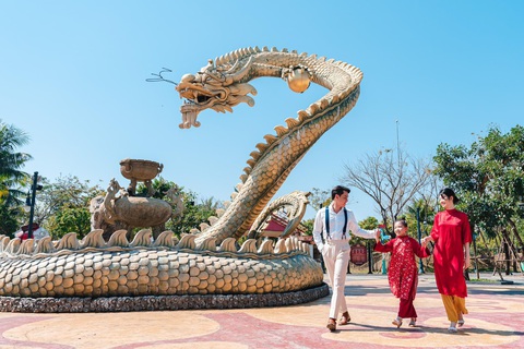 Người dân Đà Nẵng thích thú với các linh vật rồng độc lạ- Ảnh 5. Rồng tại khu vui chơi giải trí Asia Park - Công viên châu Á