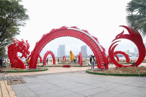 Người dân Đà Nẵng thích thú với các linh vật rồng độc lạ- Ảnh 2. Linh vật rồng được thiết kế thành cổng chào trên đường Bạch Đằng, Đà Nẵng