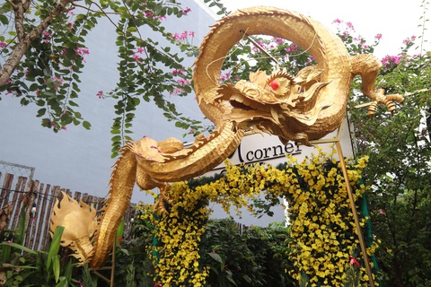Người dân Đà Nẵng thích thú với các linh vật rồng độc lạ- Ảnh 3. Một chủ tiệm cà phê ở phường Hòa Cường Bắc (quận Hải Châu, Đà Nẵng) đã đầu tư mô hình rồng nhằm thu hút khách hàng trong dịp xuân Giáp Thìn