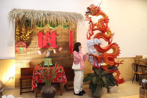 Người dân Đà Nẵng thích thú với các linh vật rồng độc lạ- Ảnh 4. Chị Nguyễn Thị Diệu Oanh - chủ tiệm ăn trên đường Nguyễn Phong Sắc (quận Cẩm Lệ) - đã trang trí cho quán ăn của mình một con rồng độc lạ