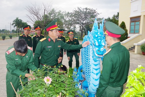 Người dân Đà Nẵng thích thú với các linh vật rồng độc lạ- Ảnh 6. Một linh vật rồng đã hoàn thiện tại Sư đoàn 315, Quân khu 5