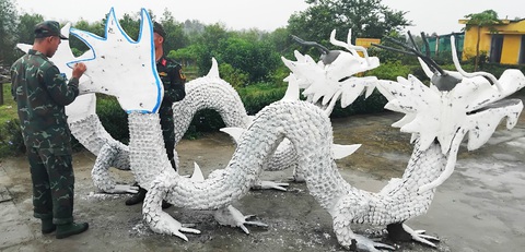 Người dân Đà Nẵng thích thú với các linh vật rồng độc lạ- Ảnh 7. Các chú bộ đội đang hoàn thiện dần các linh vật rồng để tham gia cuộc thi tạo hình linh vật năm 2024