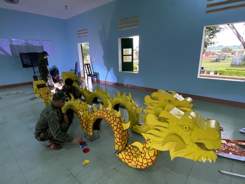 Người dân Đà Nẵng thích thú với các linh vật rồng độc lạ- Ảnh 8. Các đơn vị tại Sư đoàn 315 đang cấp tập hoàn thiện sản phẩm rồng để kịp trưng bày
