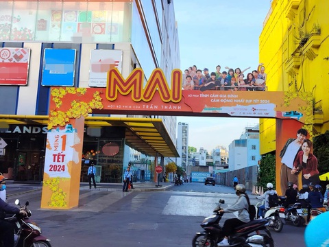Quảng cáo trên xe buýt dày đặc, phim Mai bị 'tuýt còi'- Ảnh 2. Cổng chào phim Mai được dựng tại trung tâm mua sắm lớn ở TP.HCM