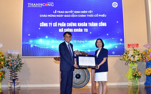 Chứng khoán Thành Công được niêm yết trên sàn HoSE- Ảnh 2. Bà Trần Anh Đào - Phó TGĐ Sở giao dịch Chứng khoán TP.HCM (HoSE) trao quyết định niêm yết cổ phiếu TCI cho Chủ tịch HĐQT Nguyễn Khánh Linh