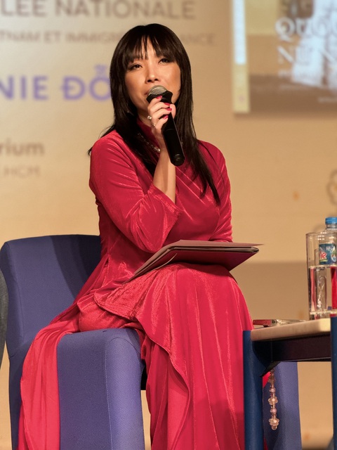 Bà Stéphanie Do duyên dáng trong tà áo dài Việt Nam - Ảnh: MINH KHÔI Bà Stéphanie Do duyên dáng trong tà áo dài Việt Nam - Ảnh: MINH KHÔI