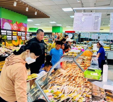 Ngày Tết, mua gì cũng giảm- Ảnh 2. Khách hàng chọn mua đặc sản 3 miền tại siêu thị Co.opmart - Ảnh: HỒNG CHÂU