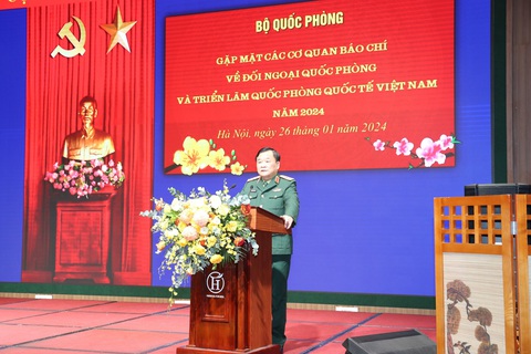 Đón chờ Triển lãm Quốc phòng quốc tế Việt Nam năm 2024- Ảnh 1. Thượng tướng Hoàng Xuân Chiến chia sẻ tại buổi gặp mặt các cơ quan báo chí thông tin về đối ngoại quốc phòng và Triển lãm Quốc phòng quốc tế Việt Nam năm 2024 - Ảnh: MẠNH HÙNG