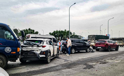 Tai nạn liên hoàn ở Hà Nội, 6 ô tô hư hỏng- Ảnh 1. Hiện trường vụ tai nạn liên hoàn giữa 6 ô tô - Ảnh: V.A.