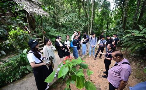 Khách Việt tham quan làng văn hóa Mari Mari ở Kota Kinabalu (Malaysia) vào sáng 24-1 - Ảnh: Quang Định Khách Việt tham quan làng văn hóa Mari Mari ở Kota Kinabalu (Malaysia) vào sáng 24-1 - Ảnh: Quang Định