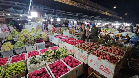Phó chủ tịch TP.HCM: Chợ đầu mối phải đảm bảo đủ hàng hóa, không để sốt giá dịp Tết- Ảnh 3. Trái cây về chợ đầu mối đang tăng dần nhưng giá bán phần lớn vẫn giữ ổn định - Ảnh: N.TRÍ