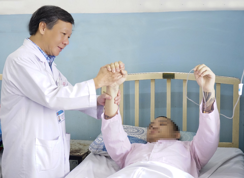 Cẩn thận với cơn đau đầu kéo dài, nguy cơ mắc u não nguy hiểm- Ảnh 1. Bệnh nhân u não phục hồi sau khi được các bác sĩ phẫu thuật lấy khối u - Ảnh: B.H.