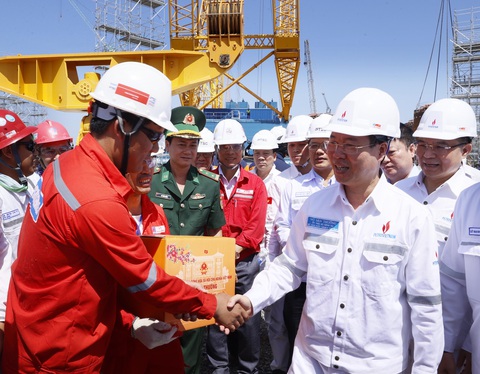 Chủ tịch nước Võ Văn Thưởng thăm, chúc Tết kỹ sư, công nhân dầu khí- Ảnh 1. Chủ tịch nước Võ Văn Thưởng tặng quà, chúc Tết cán bộ, công nhân, người lao động Tổng công ty cổ phần Dịch vụ kỹ thuật Dầu khí Việt Nam - Ảnh: TTXVN