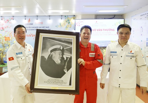 Chủ tịch nước Võ Văn Thưởng thăm, chúc Tết kỹ sư, công nhân dầu khí- Ảnh 4. Chủ tịch nước Võ Văn Thưởng tặng bức tranh Bác Hồ cho cán bộ, công nhân Tổng công ty cổ phần Dịch vụ kỹ thuật Dầu khí Việt Nam - Ảnh: TTXVN