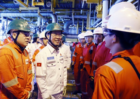 Chủ tịch nước Võ Văn Thưởng thăm, chúc Tết kỹ sư, công nhân dầu khí- Ảnh 7. Chủ tịch nước Võ Văn Thưởng thăm hỏi, động viên chuyên gia và công nhân giàn khai thác trung tâm của Công ty Liên doanh điều hành Cửu Long (Cửu Long JOC) - Ảnh: TTXVN