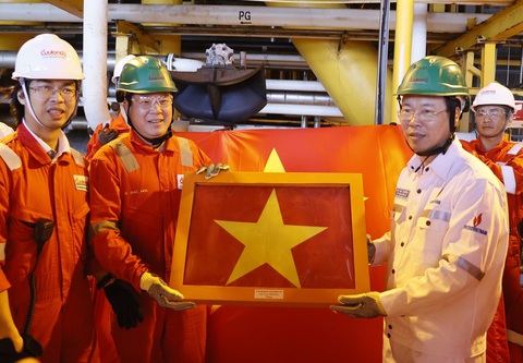 Chủ tịch nước Võ Văn Thưởng thăm, chúc Tết kỹ sư, công nhân dầu khí- Ảnh 3. Chủ tịch nước Võ Văn Thưởng tặng cờ Tổ quốc cho giàn khai thác trung tâm của Công ty Liên doanh điều hành Cửu Long (Cửu Long JOC) - Ảnh: TTXVN