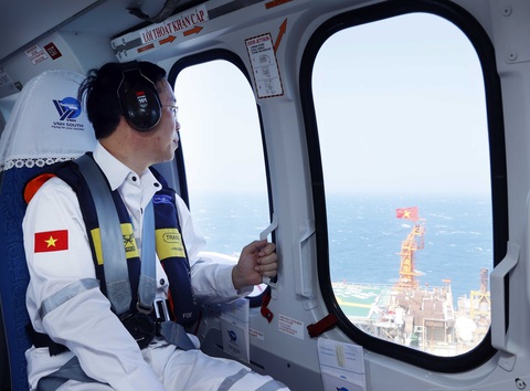 Chủ tịch nước Võ Văn Thưởng thăm, chúc Tết kỹ sư, công nhân dầu khí- Ảnh 9. Chủ tịch nước Võ Văn Thưởng trên trực thăng ra thăm, chúc Tết cán bộ, công nhân giàn khai thác trung tâm của Công ty Liên doanh điều hành Cửu Long (Cửu Long JOC) - Ảnh: TTXVN