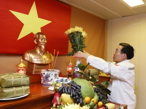 Chủ tịch nước Võ Văn Thưởng thăm, chúc Tết kỹ sư, công nhân dầu khí- Ảnh 2. Chủ tịch nước Võ Văn Thưởng dâng hoa trước bàn thờ Tổ quốc ở giàn khai thác trung tâm của Công ty Liên doanh điều hành Cửu Long (Cửu Long JOC) - Ảnh: TTXVN