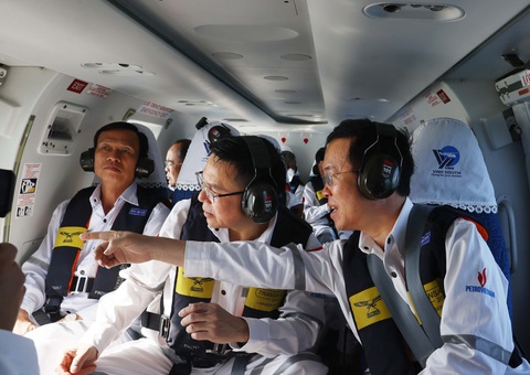 Chủ tịch nước Võ Văn Thưởng thăm, chúc Tết kỹ sư, công nhân dầu khí- Ảnh 10. Chủ tịch nước Võ Văn Thưởng (bên phải) và chủ tịch hội đồng thành viên PVN Lê Mạnh Hùng quan sát giàn khai thác trung tâm của Công ty Liên doanh điều hành Cửu Long (Cửu Long JOC) từ trên trực thăng - Ảnh: TTXVN
