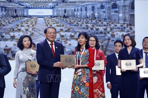 Bộ trưởng Bộ Văn hóa, Thể thao và Du lịch Việt Nam Nguyễn Văn Hùng trao giải cho đại diện một đơn vị của Việt Nam được nhận Giải thưởng Du lịch ASEAN 2024 ngày 26-1 - Ảnh: TTXVN Bộ trưởng Bộ Văn hóa, Thể thao và Du lịch Việt Nam Nguyễn Văn Hùng trao giải cho đại diện một đơn vị của Việt Nam được nhận Giải thưởng Du lịch ASEAN 2024 - Ảnh: TTXVN