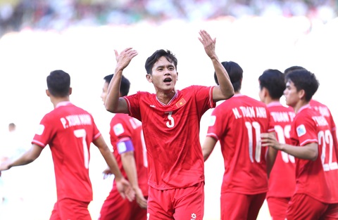 Sau Asian Cup 2023, tuyển Việt Nam phải thay đổi cách dùng người- Ảnh 2. Đội tuyển Việt Nam trong cuộc đối đầu với Iraq - Ảnh: HOÀNG TUẤN