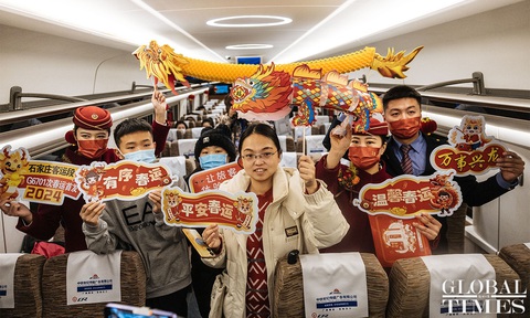 Trung Quốc chính thức bước vào đợt Xuân vận 2024- Ảnh 4. Không khí Tết đã tràn ngập các khoang tàu lửa - Ảnh: GLOBAL TIMES