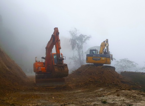 Giải tỏa 1.000m3 đất đá trên quốc lộ 8A, đường lên cửa khẩu Cầu Treo đã thông tuyến- Ảnh 1. Máy móc được huy động để giải tỏa khối lượng đất đá bị sạt lở trên quốc lộ 8A - Ảnh: H.A.