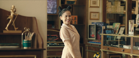 Trailer phim Trà: Việt Hương chiếm trọn spotlight, quyết dẹp loạn 'bé trà xanh'- Ảnh 5. Debut lần đầu đã chọn đóng “cảnh nóng”, Đoàn Trinh cho biết cô hoàn toàn “thuận theo tự nhiên để chạm đến khán giả một cách chân thật nhất