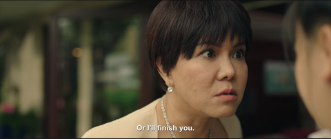 Trailer phim Trà: Việt Hương chiếm trọn spotlight, quyết dẹp loạn 'bé trà xanh'- Ảnh 3. Khoảnh khắc Việt Hương đe dọa “tiểu tam” bằng sự phẫn nộ tột cùng gợi lên sự tò mò lớn cho khán giả.