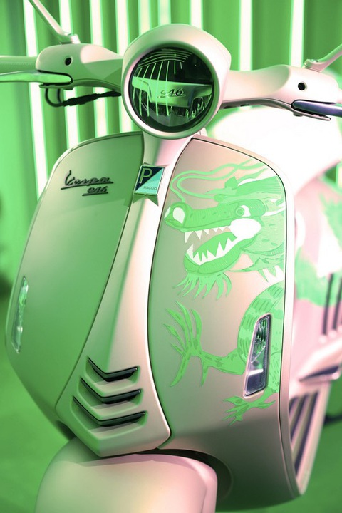 Ảnh thực tế Vespa 946 Dragon vừa ra mắt: Xe tay ga dễ đội giá tiền tỉ tại Việt Nam- Ảnh 4. Phiên bản giới hạn này sẽ về nước vào tháng 4-2024 - Ảnh: Vespa