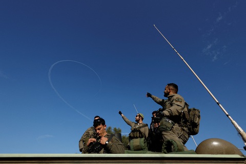 Binh sĩ Israel chỉ về phía dấu vết trên bầu trời khi cuộc xung đột tiếp diễn giữa Israel và Hamas gần biên giới với Dải Gaza, ngày 22-1 - Ảnh: REUTERS Binh sĩ Israel chỉ về phía dấu vết trên bầu trời khi cuộc xung đột tiếp diễn giữa Israel và Hamas gần biên giới với Dải Gaza, ngày 22-1 - Ảnh: REUTERS
