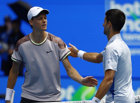 Djokovic bị sốc sau khi thua Sinner- Ảnh 2. Sinner (trái) trò chuyện thân mật với Djokovic sau khi chiến thắng - Ảnh: REUTERS