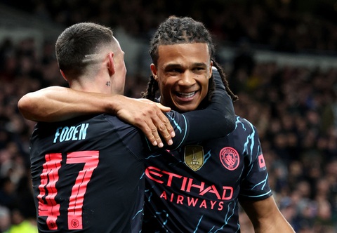 Tin tức thể thao sáng 27-1: Man City hạ Tottenham, vào vòng 5 Cúp FA- Ảnh 1. Niềm vui của các cầu thủ Man City sau khi ghi bàn vào lưới Tottenham - Ảnh: REUTERS