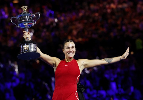 Đánh bại Zheng Qinwen, Sabalenka bảo vệ thành công ngôi vô địch Úc mở rộng- Ảnh 1. Aryna Sabalenka nâng cao chiếc cúp vô địch Úc mở rộng 2024 - Ảnh: REUTERS