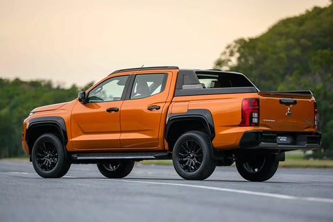 Mitsubishi Triton Athlete 2024 ra mắt, dự kiến về Việt Nam giữa năm nay- Ảnh 2. Dàn trang bị thể thao tối màu được bổ sung để tạo nét tương phản với tông cam sáng chủ đạo - Ảnh: headlightmag