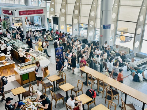 Nhiều khách hàng có cách ứng xử với delay bằng cách thư thả vào mua nước, ăn uống trò chuyện trong khi chờ đến giờ khởi hành mới - Ảnh: CÔNG TRUNG Nhiều khách hàng bị delay vào mua nước, ăn uống trò chuyện trong khi chờ đến giờ khởi hành mới - Ảnh: CÔNG TRUNG