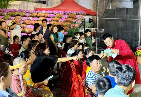 Người dân hưởng ứng tham gia nghệ thuật bài chọn - Ảnh: HOÀI PHƯƠNG Người dân hưởng ứng nghệ thuật bài chòi - Ảnh: HOÀI PHƯƠNG