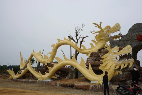 Cười đến Tết với loạt linh vật rồng Giáp Thìn- Ảnh 5. Linh vật rồng ở Thanh Hóa dài như... con giun. Một cư dân mạng bình luận: "Tôi nhìn ra chiếc bánh gừng ở quê mình".